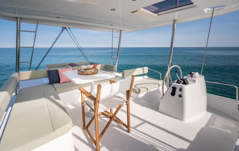 Overview of the Bali 4.6 flybridge