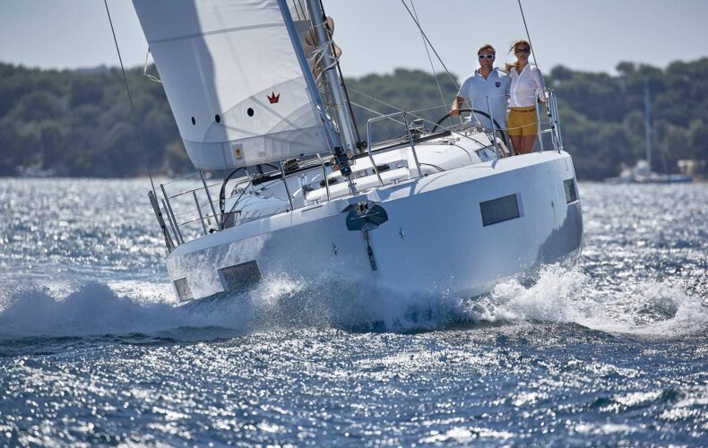 Bow-on view of the Beneteau 440 underway